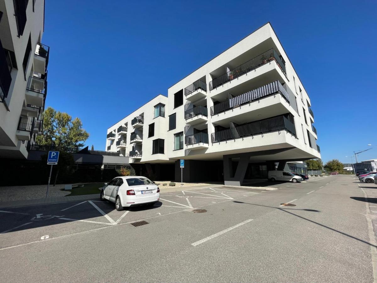 Greenbay Apartment With Free Parking Trenčín Exterior foto